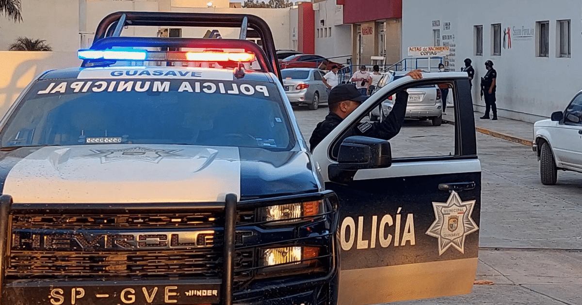 Patrulla de policía municipal con luces encendidas en Guasave, Sinaloa, tras accidente de tránsito.