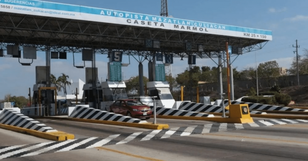 Caseta de peaje en la autopista Mazatlán-Culiacán con un automóvil rojo en la vía.