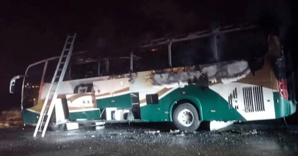 Autobús incendiado de la línea GTB Norte en carretera de Sonora, con daños visibles y una escalera apoyada.