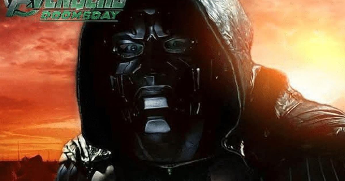 Personaje de ciencia ficción con rostro metálico y capucha en un paisaje anaranjado, relacionado con Avengers: Doomsday.