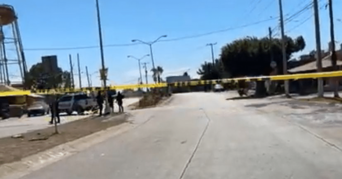 Calle acordonada con cinta amarilla y presencia de autoridades tras balacera en Mazatlán