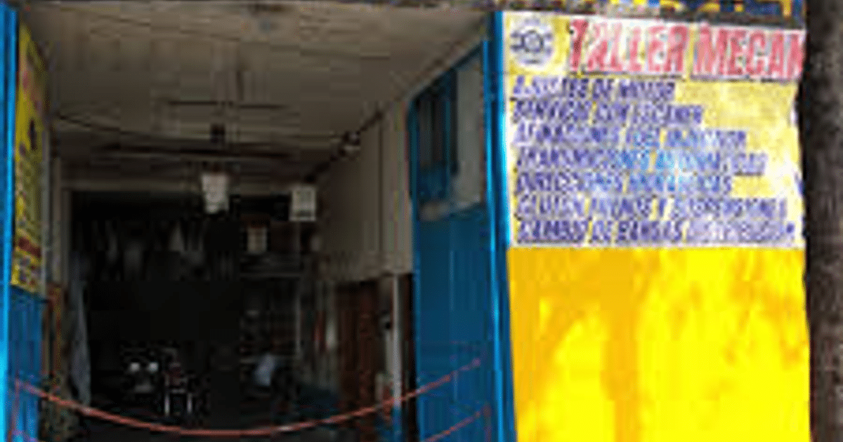 Entrada del Taller Megan en Torreón con cinta roja de restricción