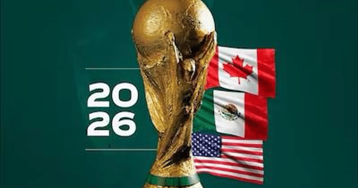 Trofeo de la Copa Mundial 2026 con banderas de Canadá, México y Estados Unidos sobre fondo verde.