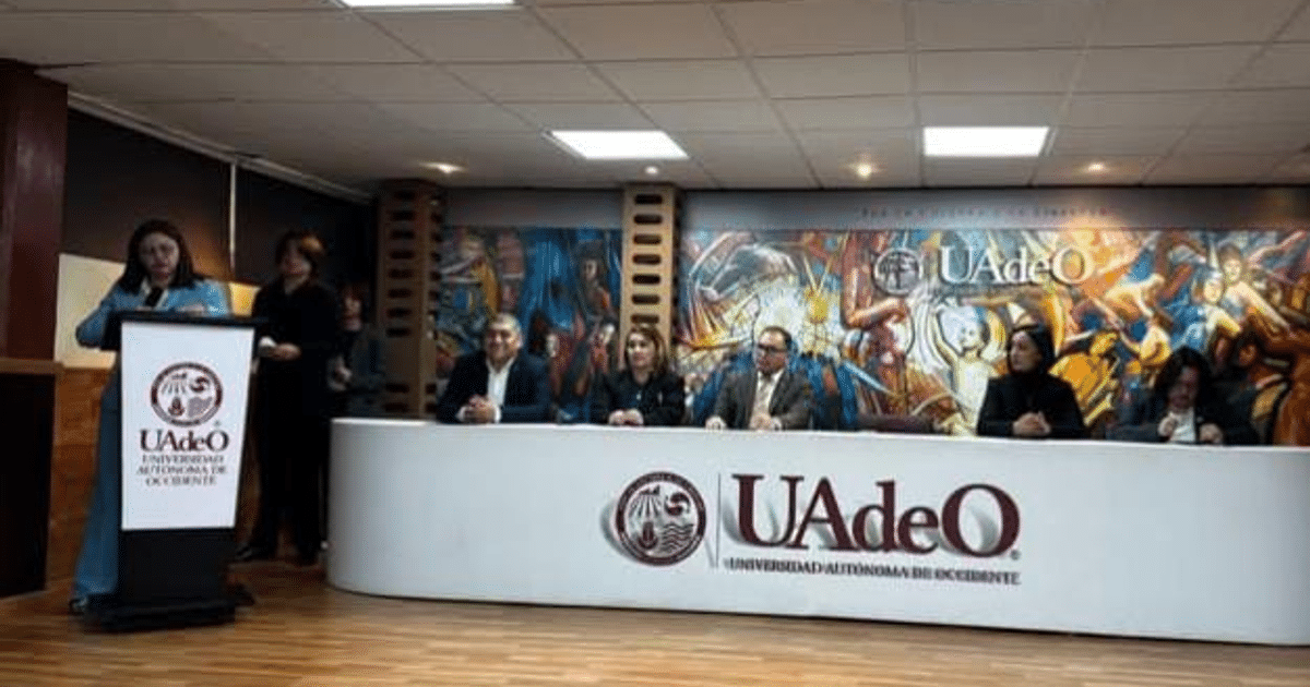 Mujer hablando en un podio durante el lanzamiento de 'Bio Scientia' en la Universidad Autónoma de Occidente.