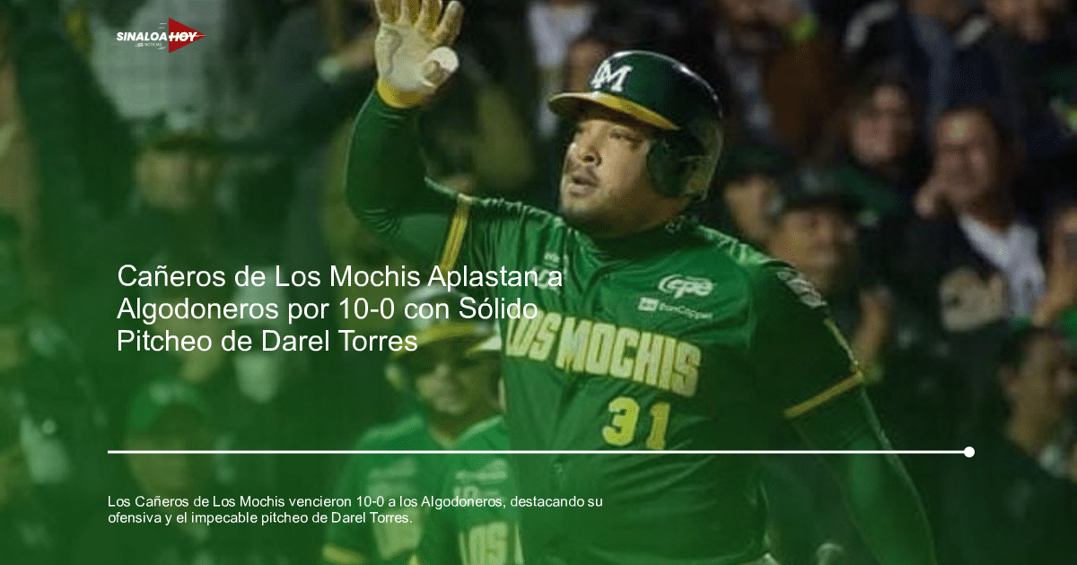 Jugador de los Cañeros de Los Mochis celebrando en el campo con espectadores al fondo