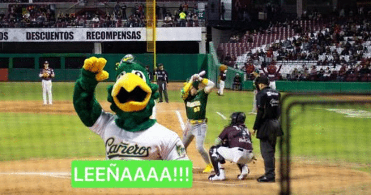 Mascota animando en un partido de béisbol con jugadores en acción y espectadores entusiastas.