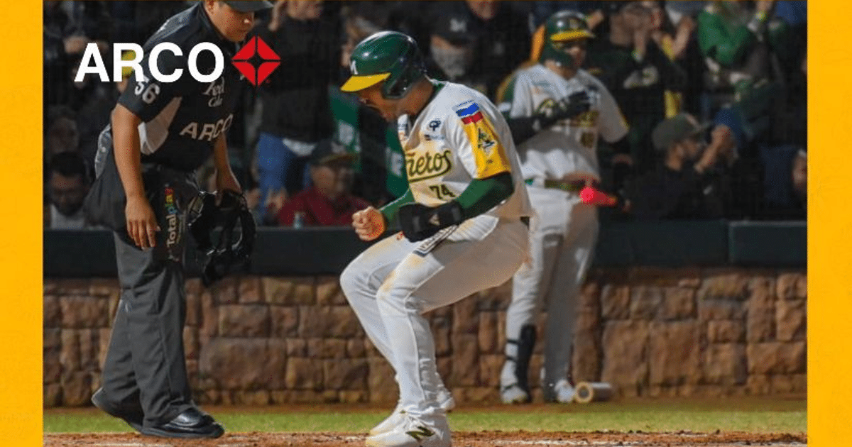 Jugador de los Cañeros de Los Mochis celebrando en el campo tras victoria sobre Algodoneros de Guasave.