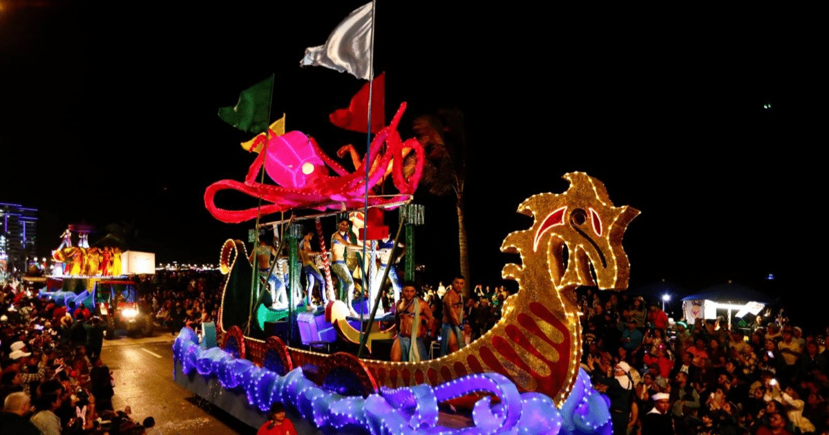 Carroza iluminada con figuras de pulpo y dragón en el desfile nocturno del Carnaval de Mazatlán 2025.