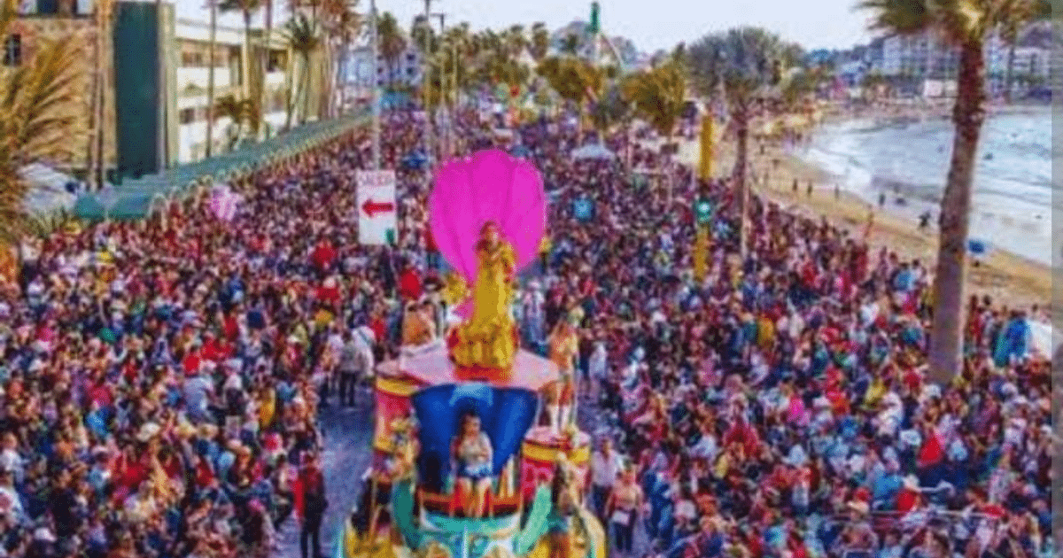 Multitud celebrando en el Carnaval de Mazatlán 2025 con carroza decorativa y ambiente festivo.