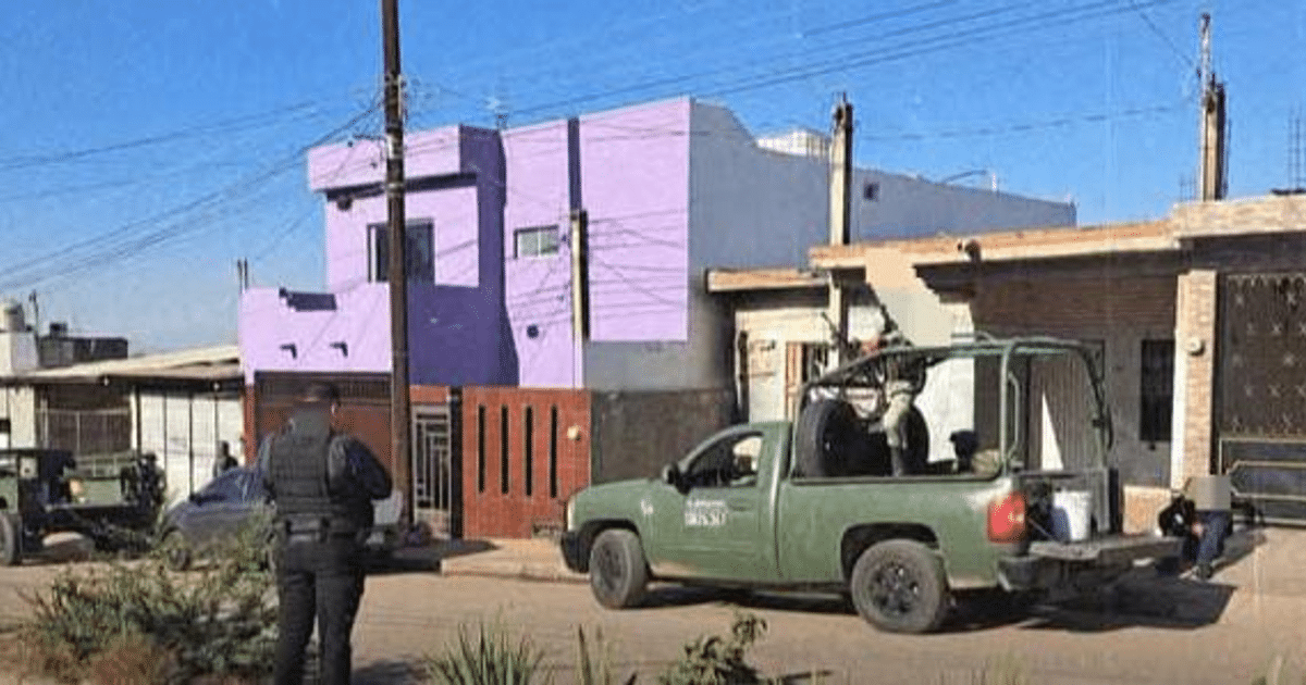 Operativo de seguridad en Mazatlán con edificio púrpura y vehículo verde