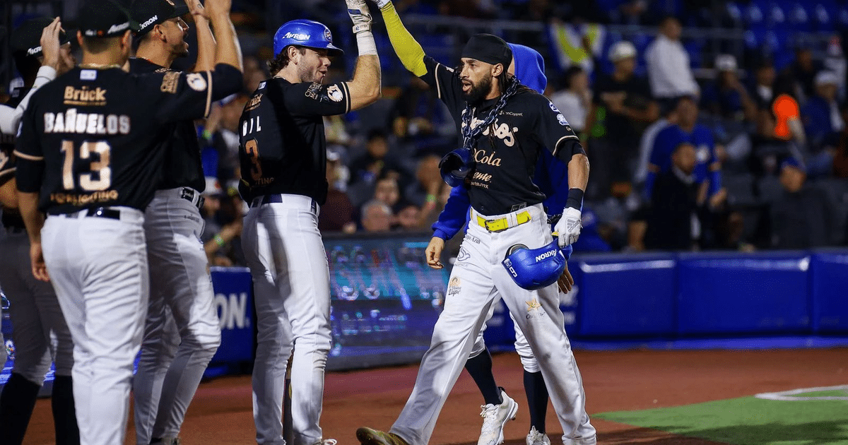 Jugadores de los Charros de Jalisco celebrando en el estadio tras victoria