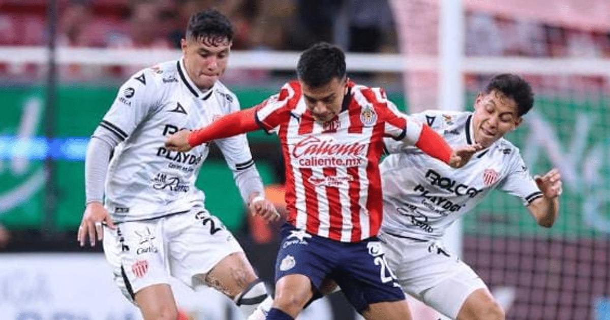 Jugadores de Chivas y Necaxa en acción durante un partido de fútbol en el Estadio Victoria.