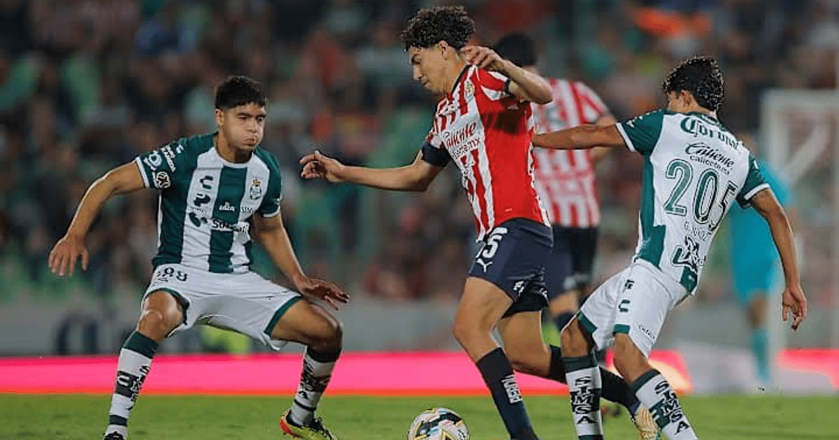 Jugador de Chivas dribla ante presión de Santos en el Clausura 2025