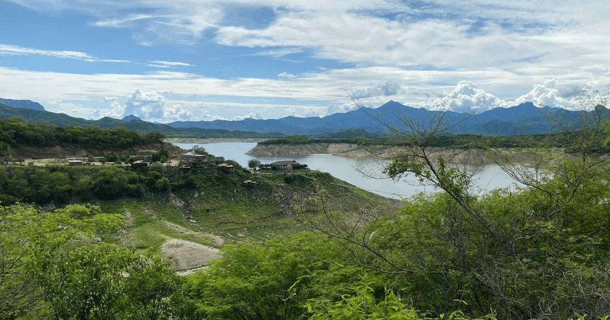 Paisaje natural con lago y montañas en Choix, lugar del hallazgo de un hombre fallecido.