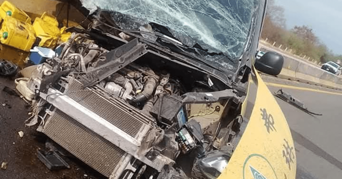 Vehículo accidentado con motor expuesto y parabrisas roto en carretera de Angostura