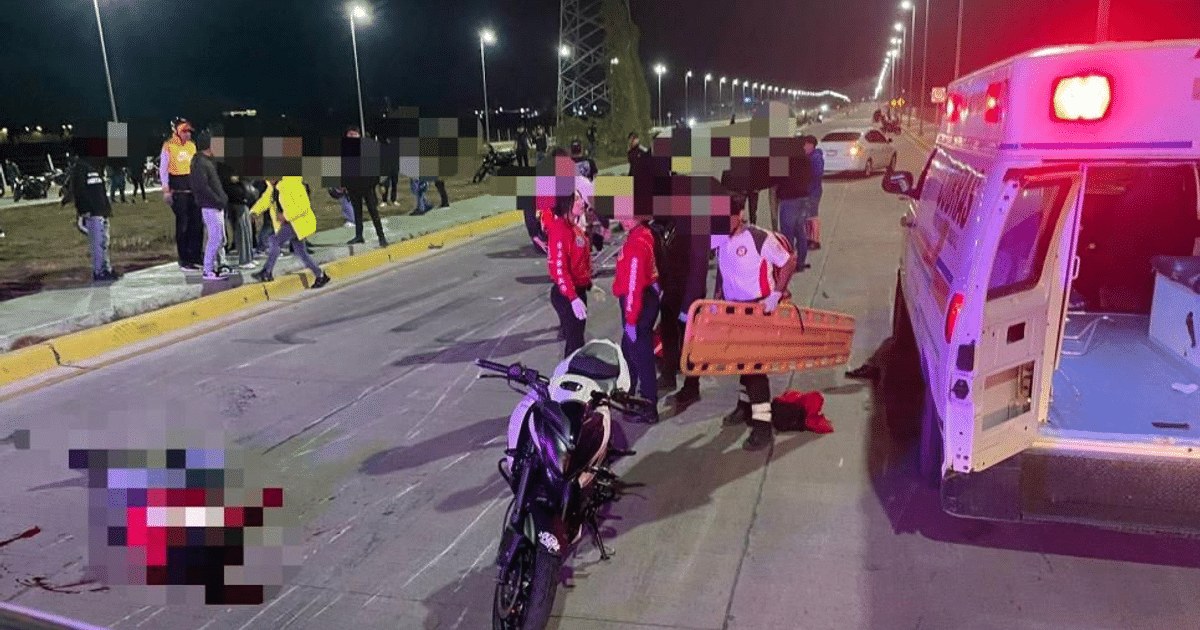 Accidente de motocicleta en Mazatlán con paramédicos asistiendo a heridos
