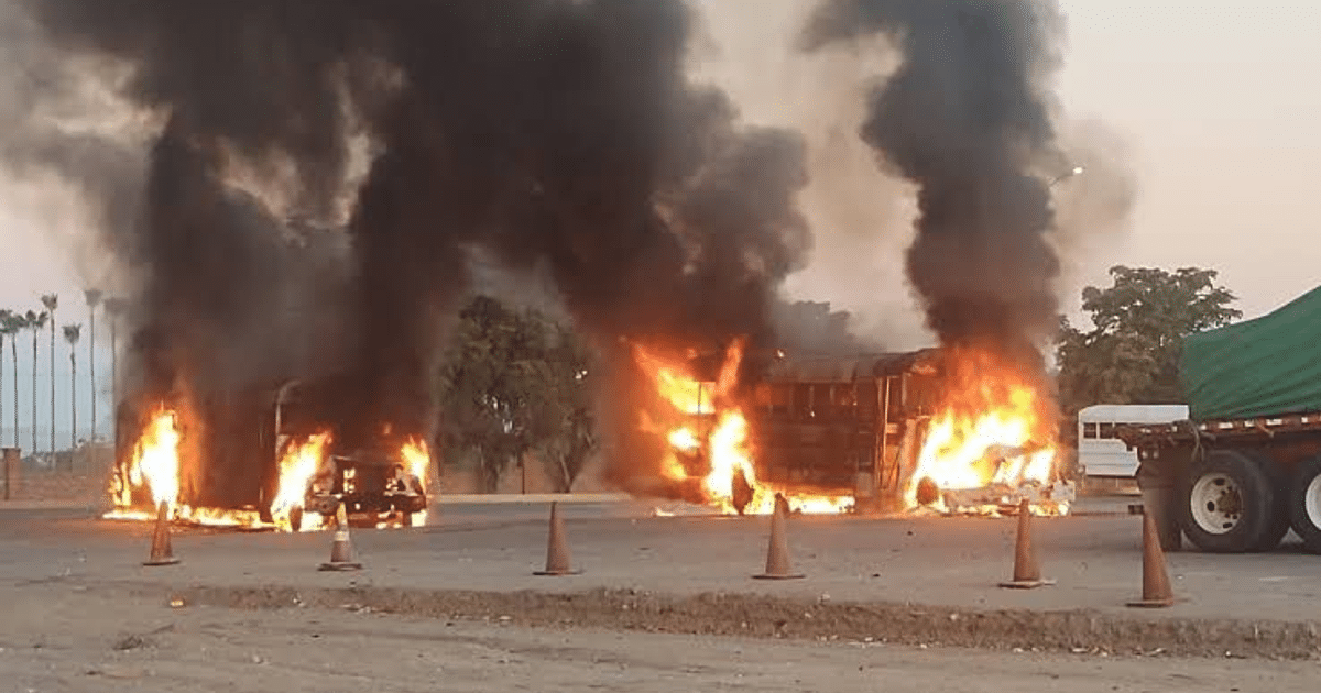 Vehículos en llamas emitiendo humo negro en Culiacán, reflejo de la violencia urbana.