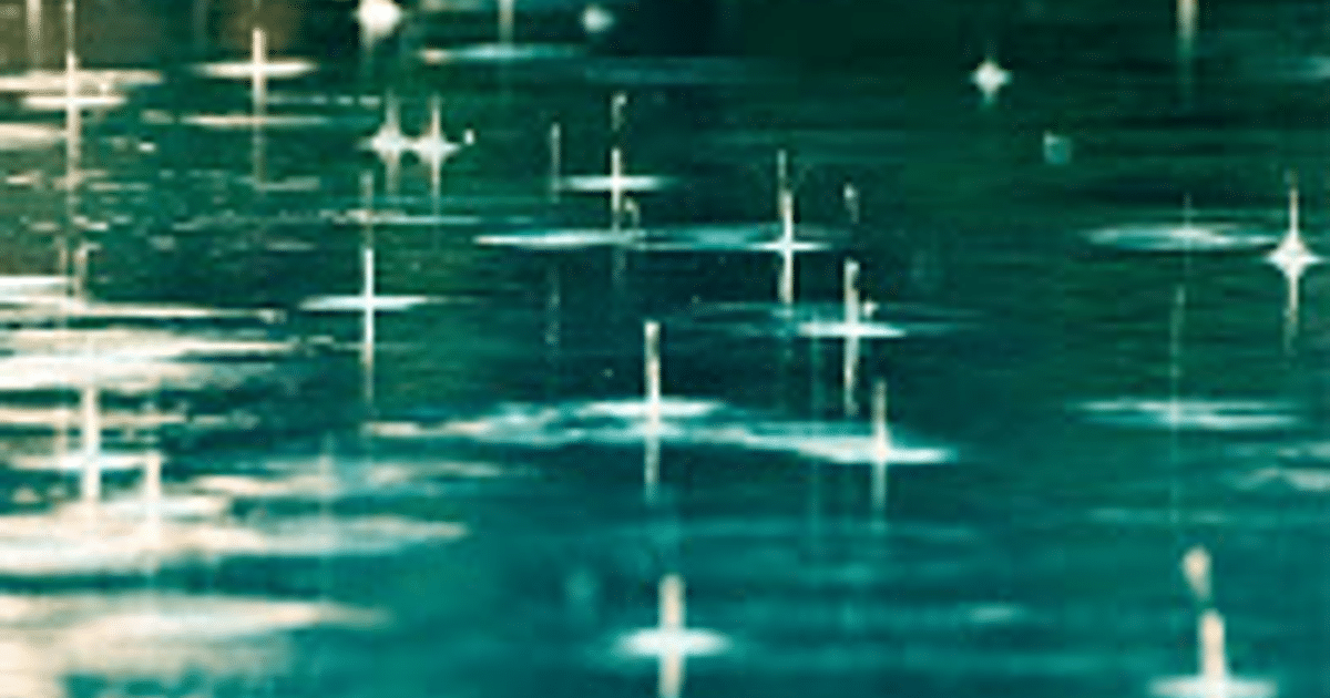 Gotas de lluvia cayendo en un charco en Sinaloa, reflejando un ambiente sereno y tranquilo.