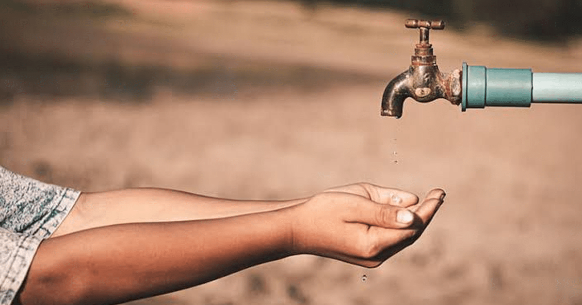 Grifo goteando agua en mano extendida, simbolizando escasez en Culiacán.