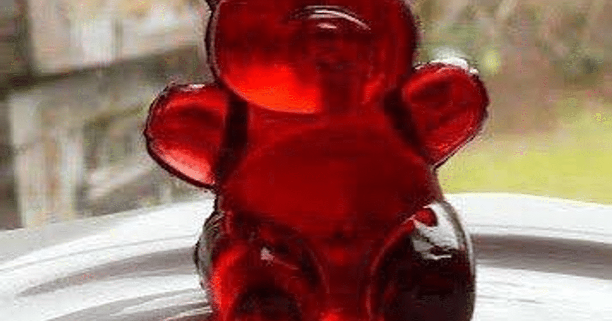 Osito de gelatina rojo sobre un plato, relacionado con la prohibición del colorante rojo No. 3 en EE.UU.