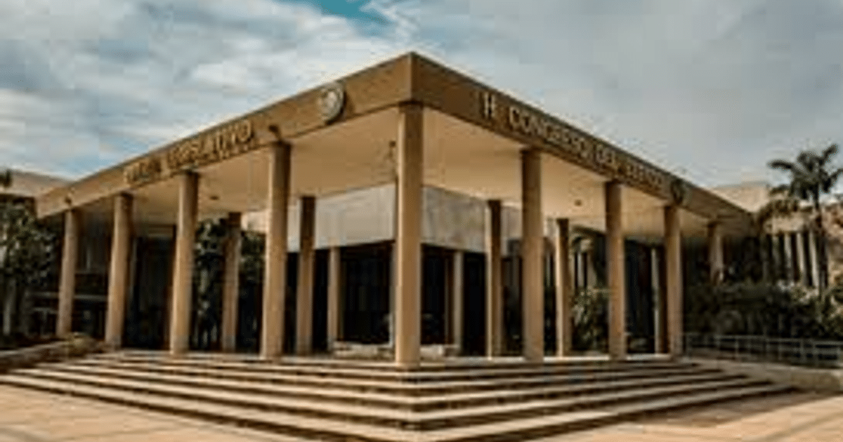Edificio del Congreso del Estado de Culiacán con columnas y escaleras, cielo nublado.