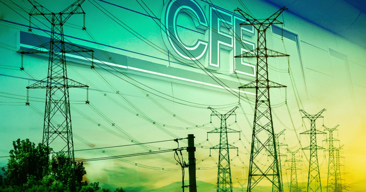 Torres de alta tensión con logotipo de CFE, relacionadas con cortes de electricidad en escuelas de Los Mochis.