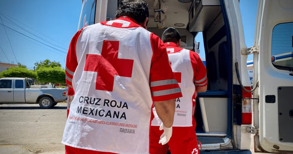 Dos paramédicos de la Cruz Roja Mexicana ingresando a una ambulancia en un día soleado en Sinaloa.