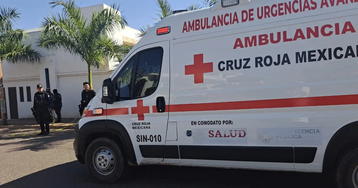 Ambulancia de la Cruz Roja Mexicana estacionada en Culiacán con agentes de seguridad al fondo.