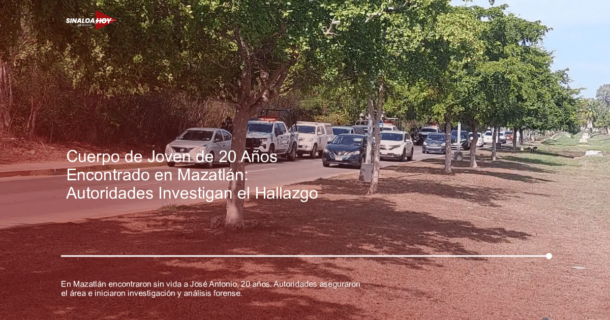 Vehículos de policía en carretera tras hallazgo de cuerpo en Mazatlán
