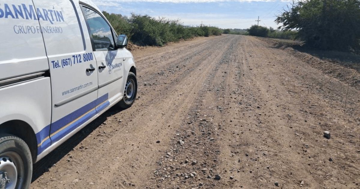 Furgoneta funeraria blanca estacionada en un camino de tierra en Las Bateas, Sindicatura de Costa Rica.