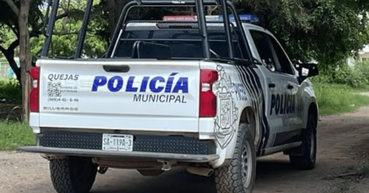 Camioneta de la policía municipal con diseño gráfico y contacto para quejas en entorno rural.