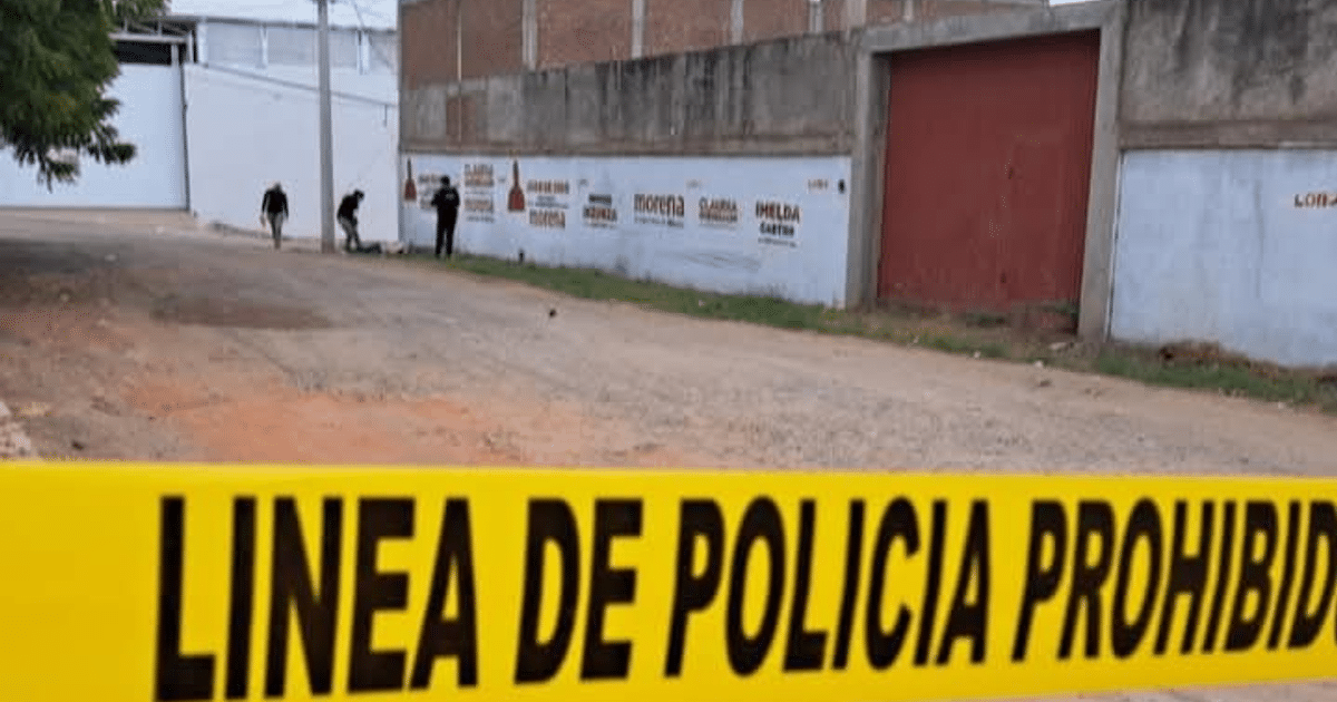 Cinta amarilla de policía en escena de investigación en Avenida Urales Norte con edificios y personal al fondo.