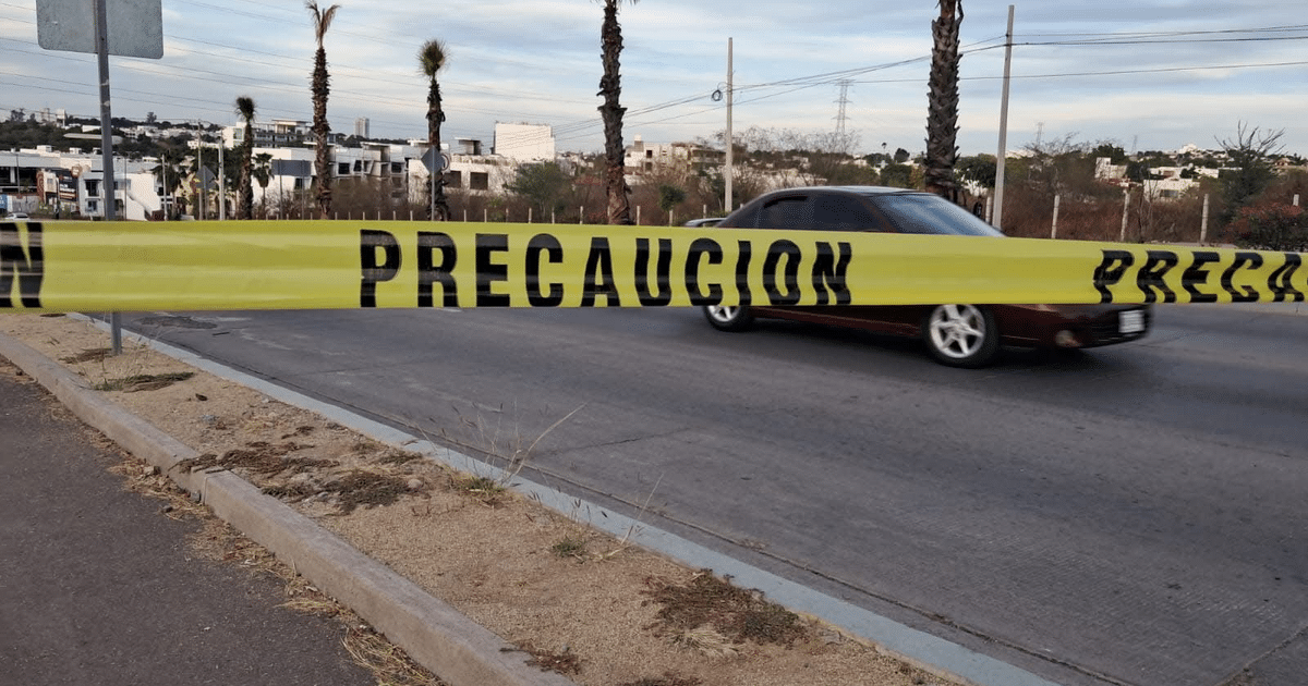 Cinta de precaución amarilla en escena urbana con palmeras y edificios, relacionada con persecución armada en Culiacán.