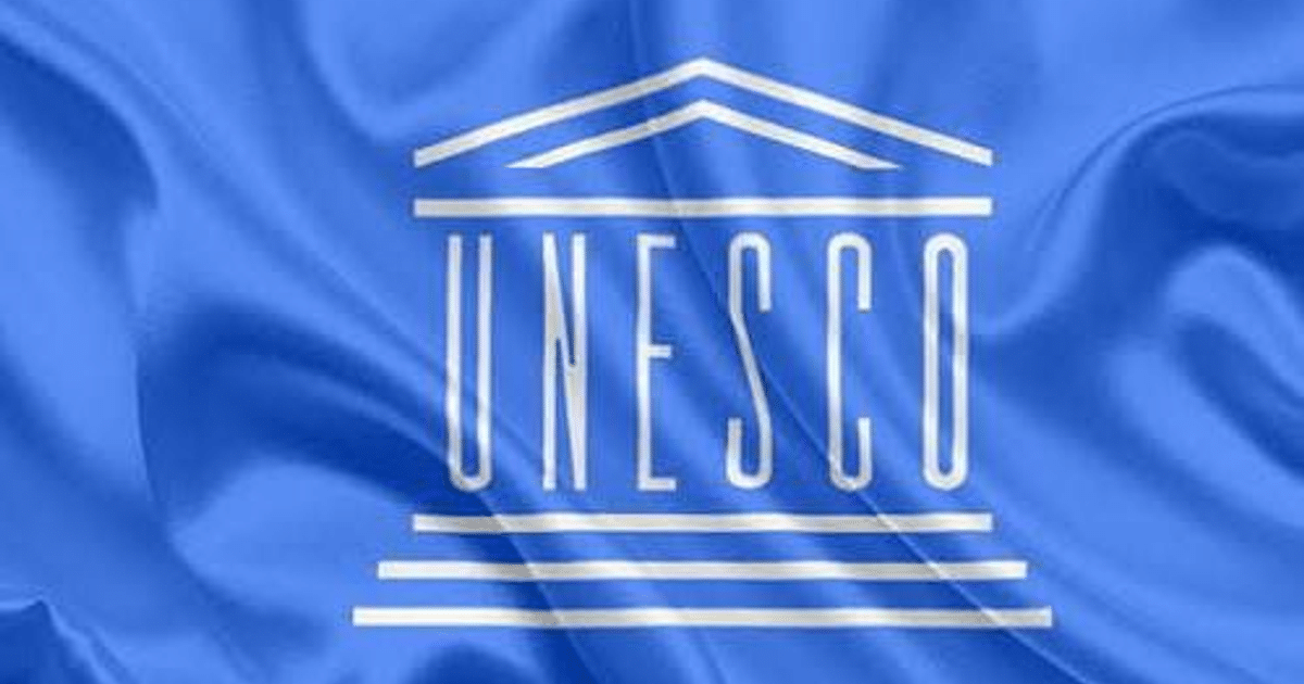 Bandera de la UNESCO con logotipo en fondo azul, representando la unión de Culiacán a la Red Mundial de Ciudades del Aprendizaje.