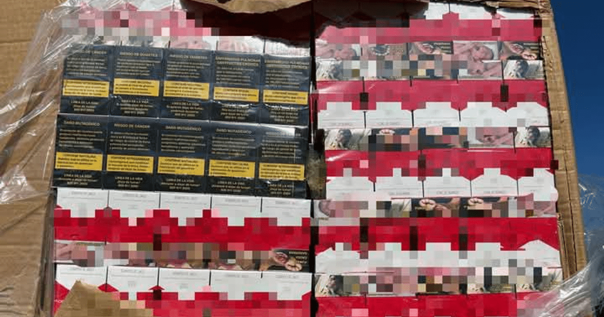 Caja con productos incautados en el decomiso de cigarros apócrifos en Sinaloa, con etiquetas de advertencia en español.