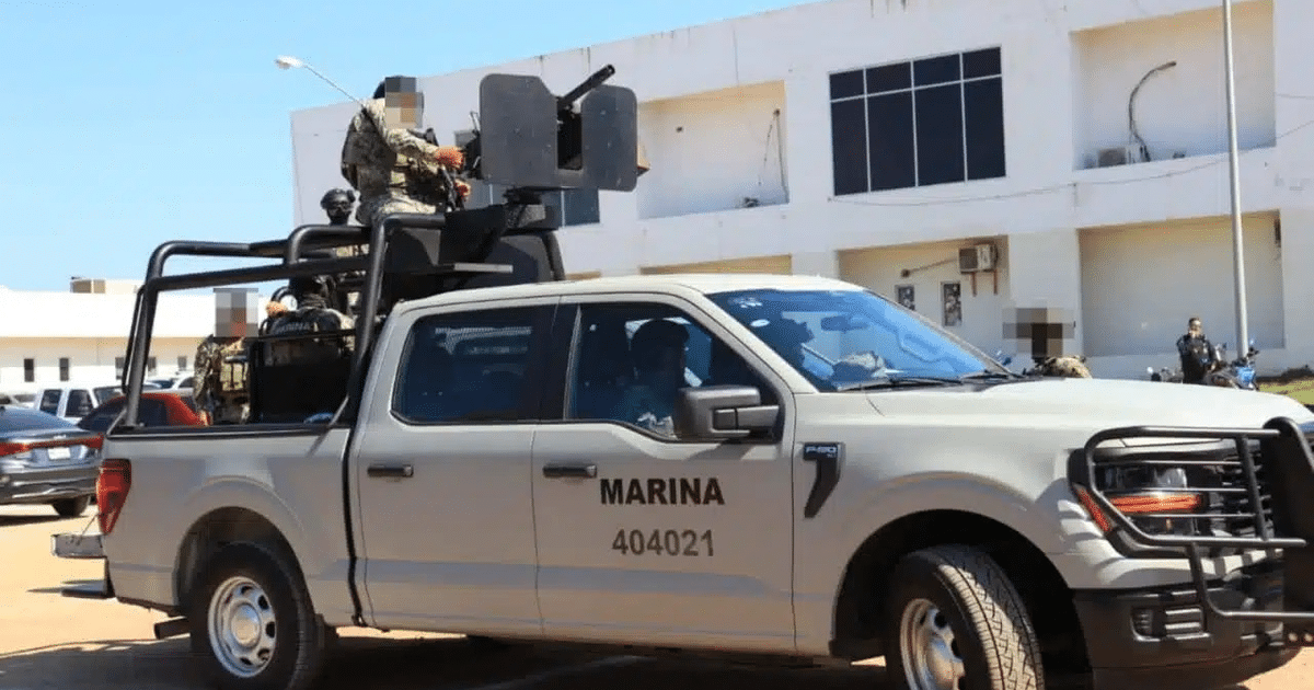 Camioneta de la Marina con soldados armados en operativo de seguridad.