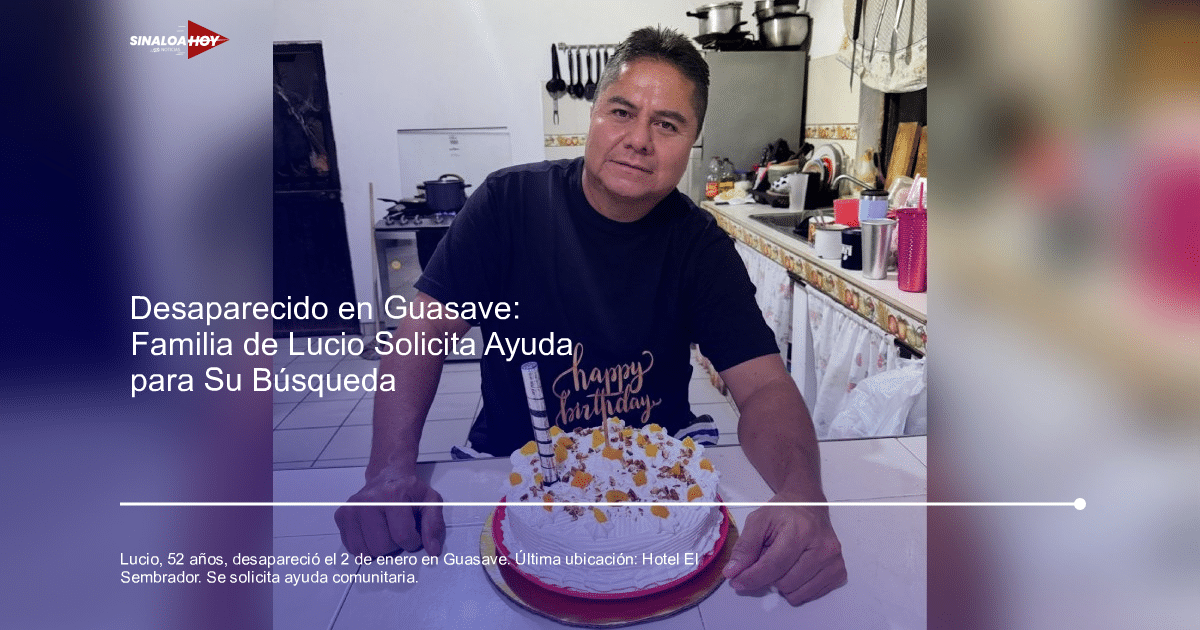 Hombre sonriente con pastel de cumpleaños en cocina