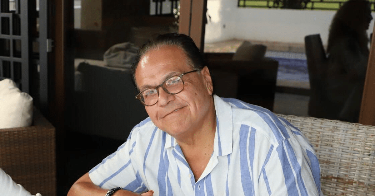 Hombre sonriente con gafas y camisa de rayas, relacionado con la desaparición de Sergio Roberto Guzmán Garate.