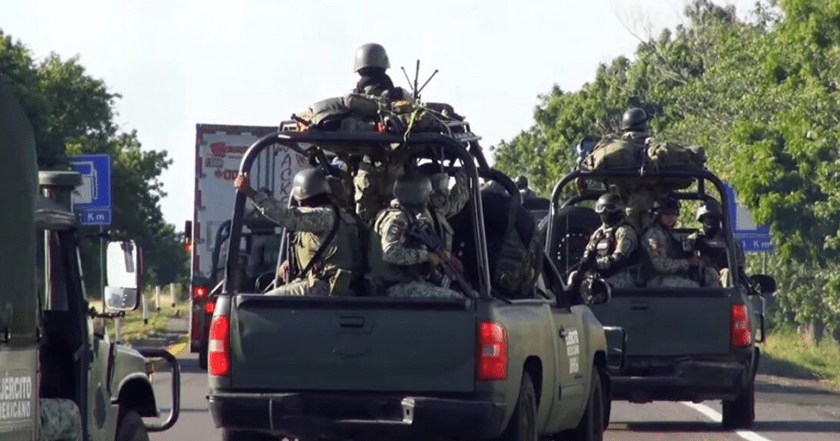 Vehículos militares con soldados armados en carretera de Culiacán, Sinaloa.
