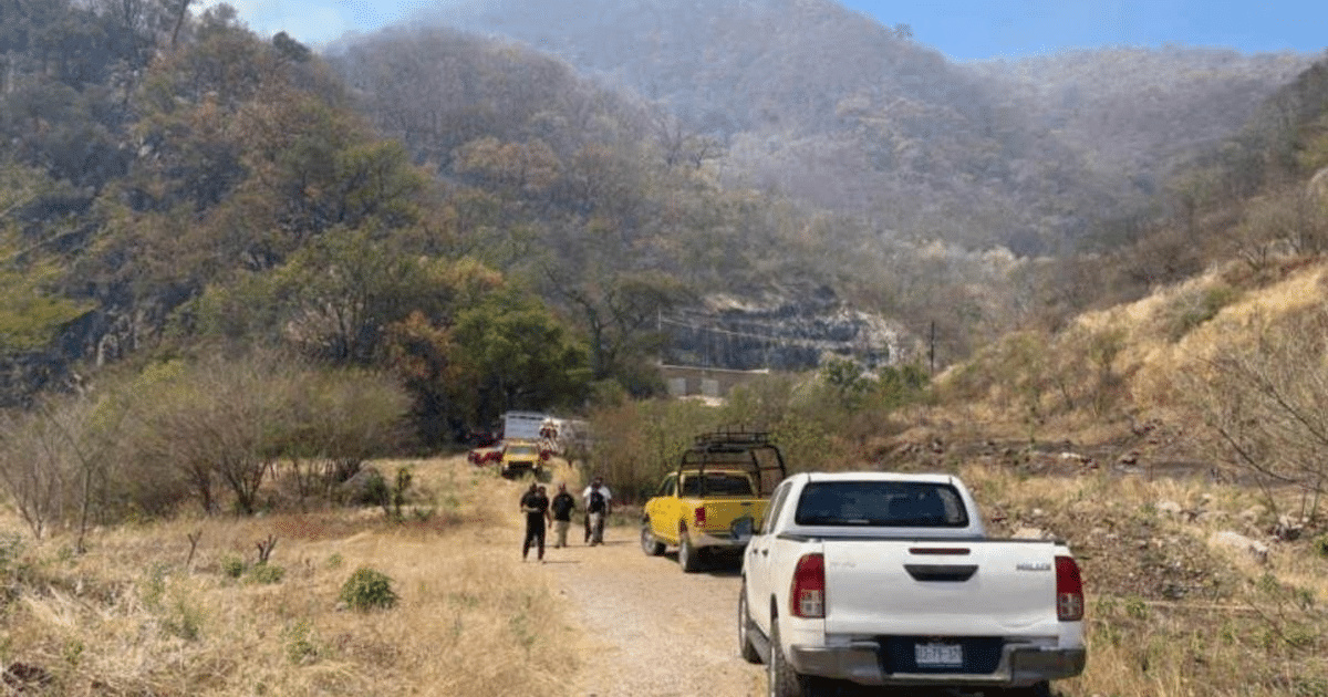 Paisaje natural con carretera de tierra, vehículos y camiones de emergencia, posiblemente relacionado con un accidente minero en Concordia.