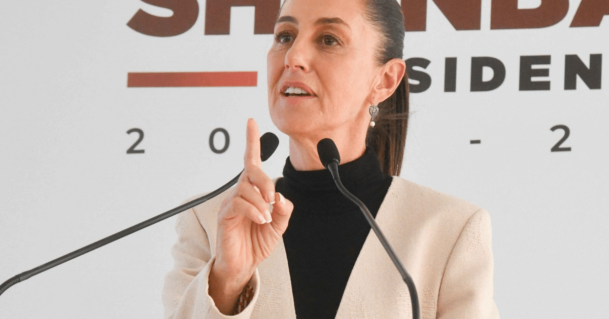 Claudia Sheinbaum gesticulando durante un discurso sobre la detención de un migrante en Los Ángeles.