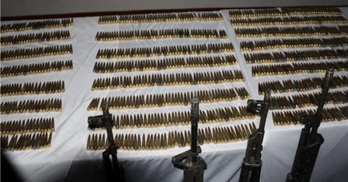 Cartuchos de munición y armas incautadas en operación de seguridad en Mazatlán