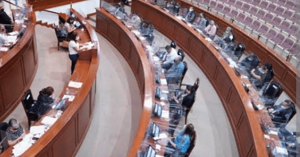 Diputados en sesión legislativa en Sinaloa, interrumpida por protestas ciudadanas.