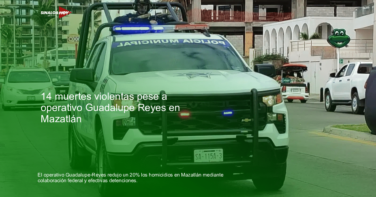 Camioneta de policía municipal con luces de emergencia y un oficial en la parte trasera, en una calle de Mazatlán.