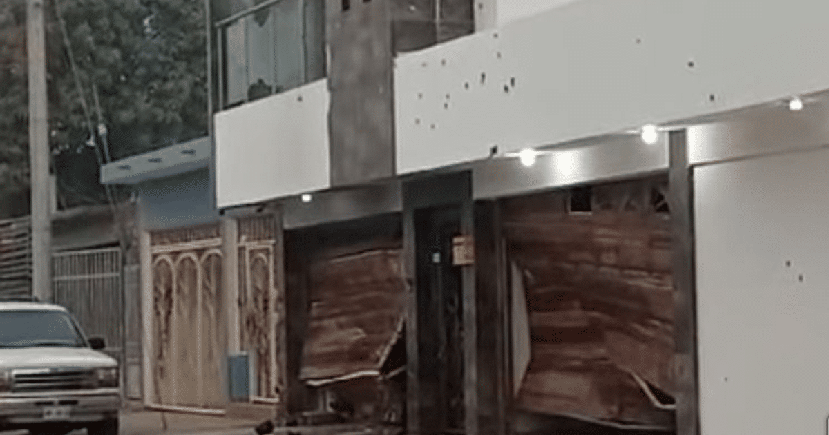 Edificio con impactos de balas y persianas dañadas tras tiroteo en Colonia Nakayama