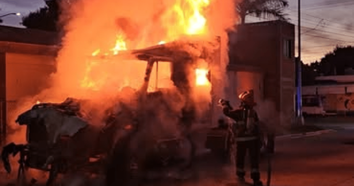 Bombero apaga incendio en tráiler en Mazatlán