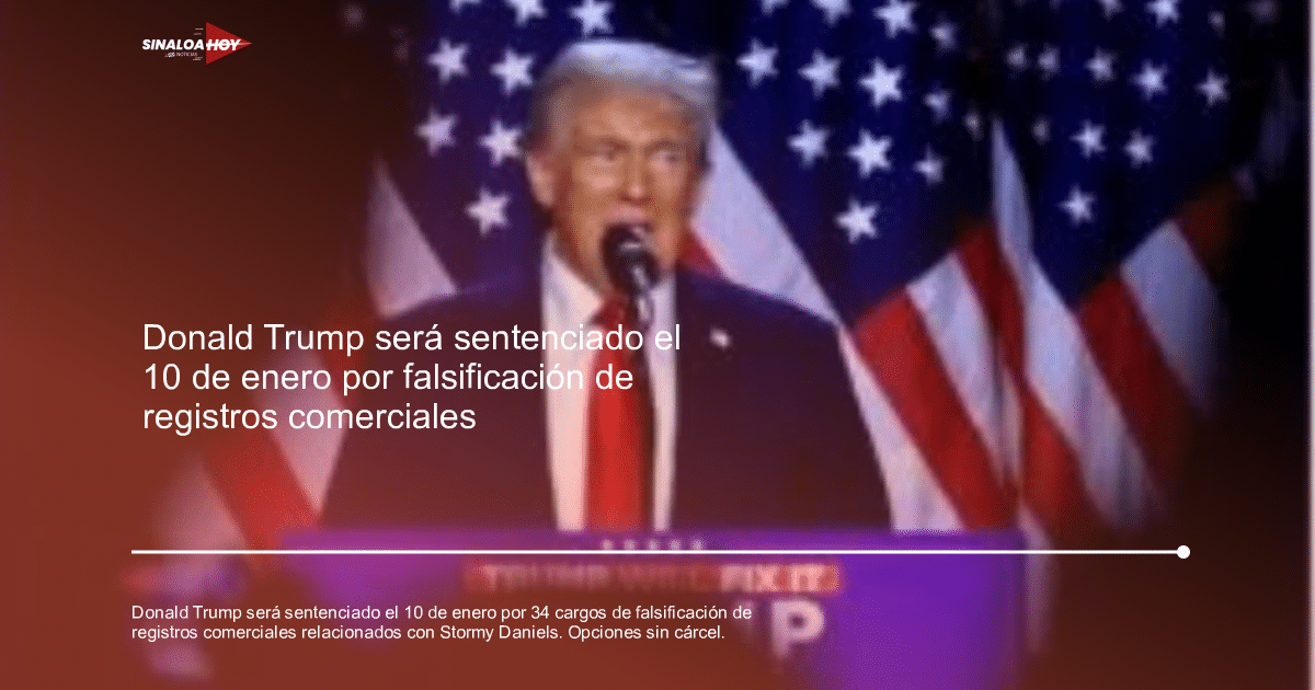 Persona hablando en un evento con banderas de Estados Unidos de fondo, vinculada al caso de Donald Trump.