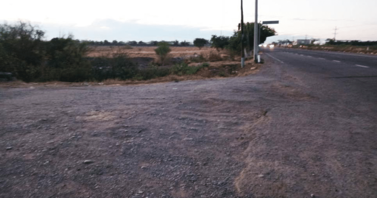 Camino en el Ejido Canan, Culiacán, con carretera y terreno sin desarrollar, relacionado con el hallazgo de restos humanos.