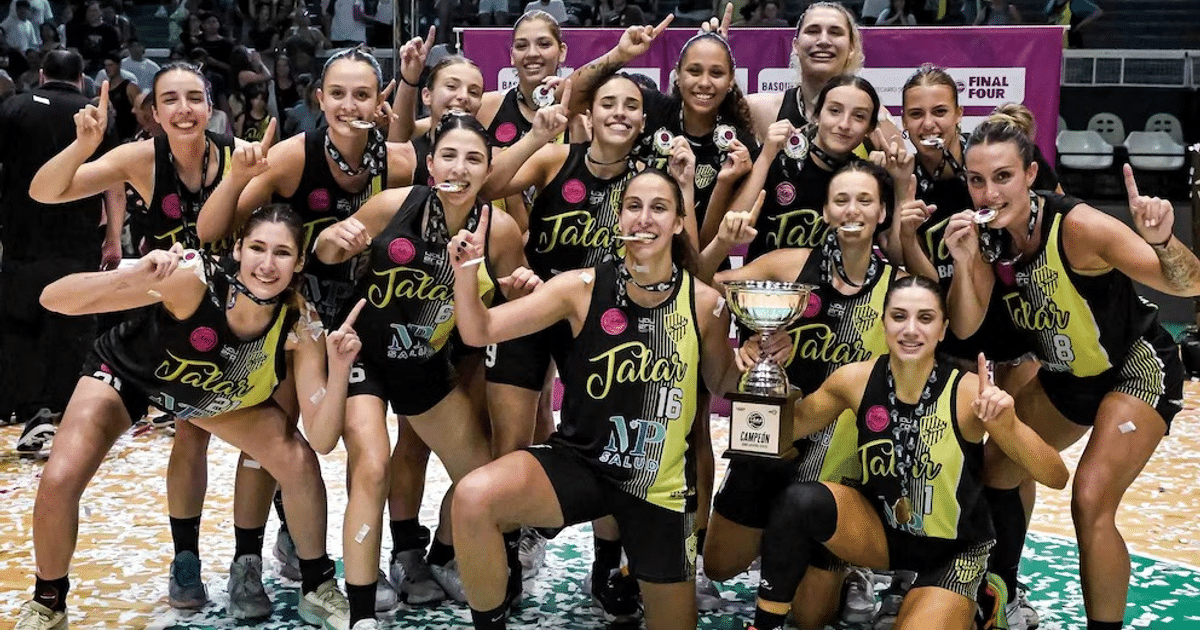 Jugadoras de El Talar celebrando con medallas y trofeo tras ganar un campeonato de baloncesto.