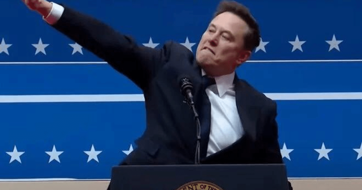 Elon Musk hablando en un evento durante la investidura de Trump